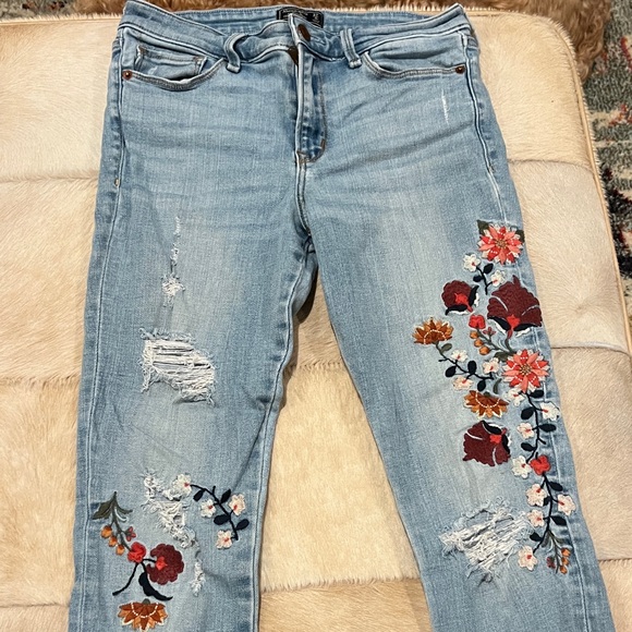 Abercrombie & Fitch Denim - Abercrombie & Fitch Skinny Embroidered Floral Light Blue Jeans size 27/4
